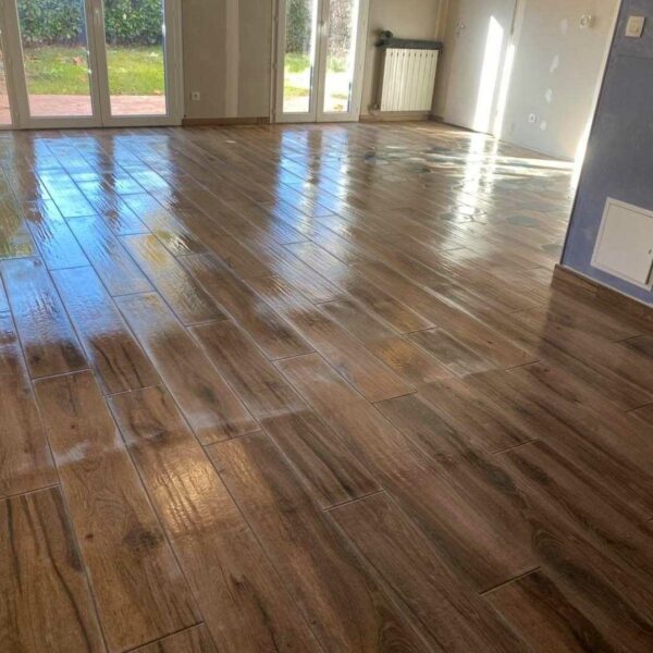 Sol en carrelage imitation bois réalisé par Nature Pro Concept à Romans-sur-Isère