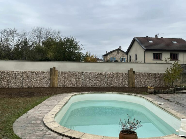 Mur de clôture avec parement en gabion calcaire et enduit de façade réalisé par Nature Pro Concept