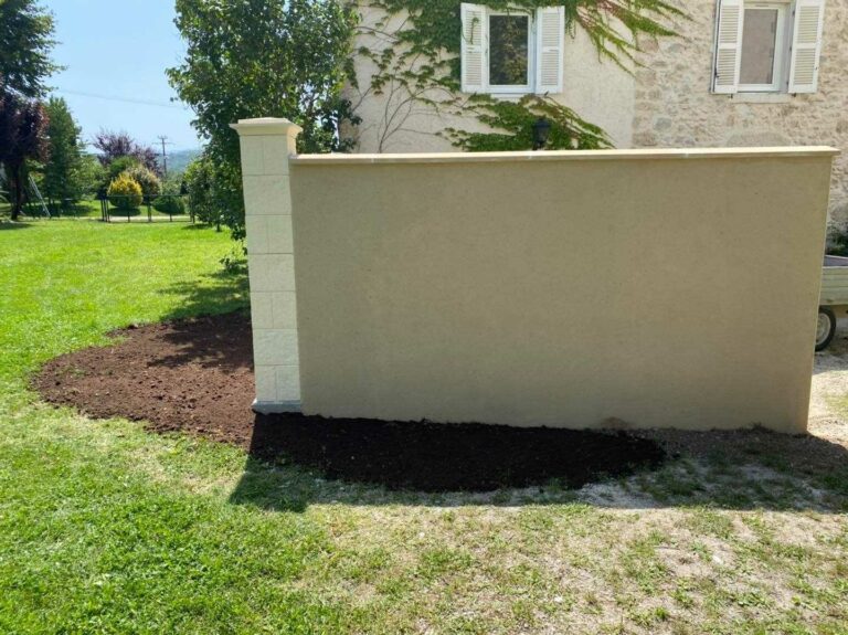 Mur de clôture avec poteaux Cheverny de la gamme WESER réalisé à Saint-Romans en Isère