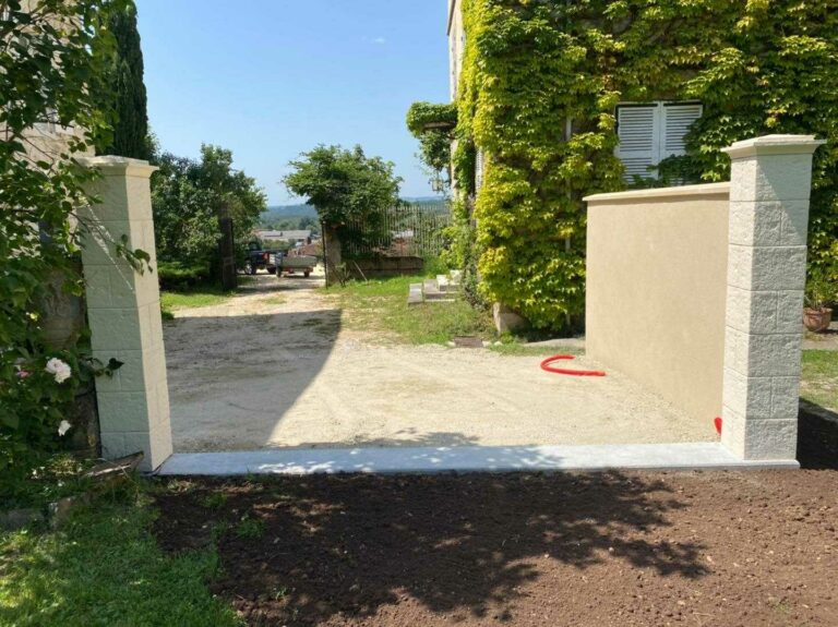 Mur de clôture et seuil de portail réalisés par Nature Pro Concept à Saint-Romans en Isère
