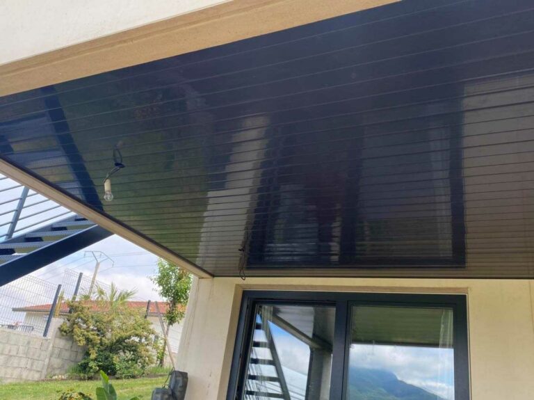 Reprise de plafond extérieur en lambris PVC réalisée par Nature Pro Concept à Saint-Just-de-Claix