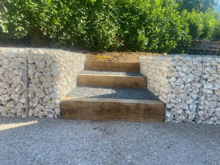Escaliers en bois intégrés dans une restanque en gabions réalisée par Nature Pro Concept