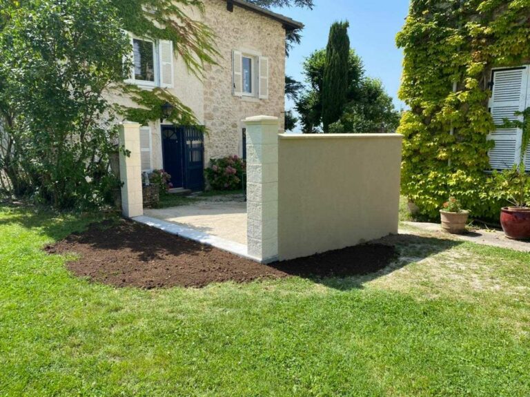 Seuil de portail et mur de clôture en maçonnerie extérieure à Saint-Romans en Isère