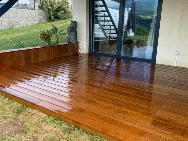 Terrasse bois en IPE avec banquette bois intégrée réalisée par Nature Pro Concept