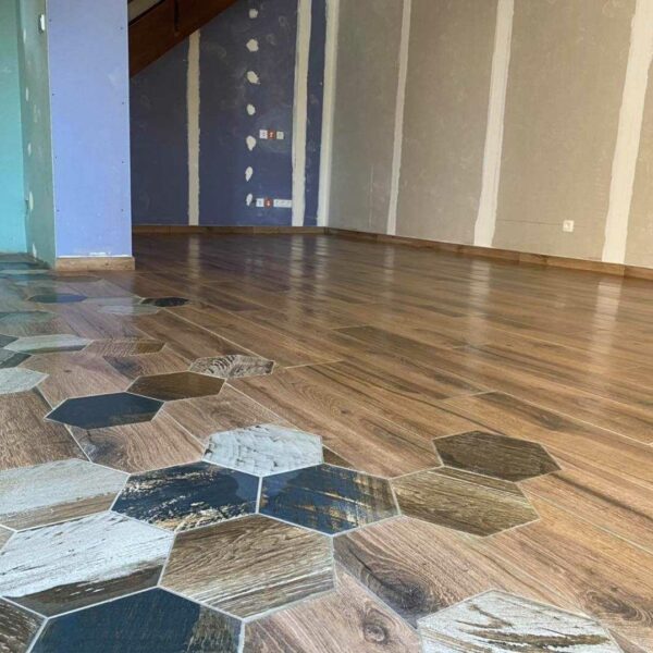 Transition entre carreaux hexagonaux et carrelage imitation bois sur sol intérieur